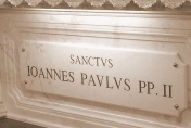 Od 27 kwietnia 2014 roku o miejscu spoczynku Papieża Polaka informuje kamienna tablica z wyrytym napiem: Święty Jan Paweł II. Fot. ks. Robert Pietrzyk
