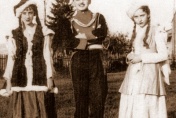 Karol Wojtyła z Haliną Królikiewiczówną (z lewej) i Danutą Puklą (z prawej ), przedstawienie "Ułani księcia Józefa", Wadowice ok. 1936 roku