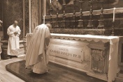 Jedna z pierwszych Mszy św. odprawionych przy grobie św. Jana Pawła II. Eucharystię celebrował wieloletni sekretarz papieża - kard. Stanisław Dziwisz. Fot. ks. Robert Pietrzyk