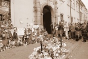 W Krakowie, ukochanym mieście Jana Pawła II, mieszkańcy przez kilka dni tłumnie przybywali na Franciszkańską 3, by symbolicznie pożegnać Papieża Rodaka. Fot. Tadeusz Warczak