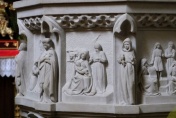 Detale rzeźbiarskie na chrzcielnicy, przy której pierwszy sakrament przyjął Karol Wojtyła.