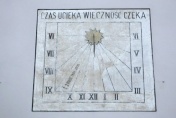 Zegar słoneczny na ścianie wadowickiej bazyliki.