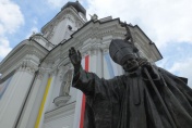 Pomnik Jana Pawła II obok bazyliki.