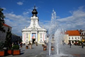 Rynek wadowicki i dominująca bryła Bazyliki Ofiarowania Najświętszej Maryi Panny.