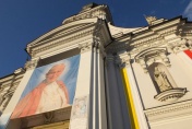 Wizerunek św. Jana Pawła II na fasadzie bazyliki w Wadowicach.