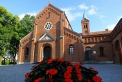 Sanktuarium św. Józefa Klasztor Ojców Karmelitów Bosych. Karol Wojtyła często modlił się tutaj przed wizerunkiem Matki Bożej Szkaplerznej.