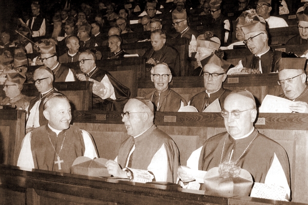 Obrady Soboru Watykańskiego II. W dalszym rzędzie zasiadł Abp Karo